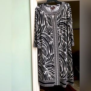 Dana Buchman Large Black White Knit Dress. V-shaped chest peep hole & 3/4 sleeve